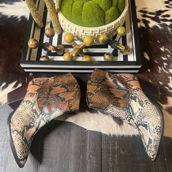 Schutz Haven Snakeskin Embossed Leather Western Ankle Boots (Size 7 - Picture 7 of 7